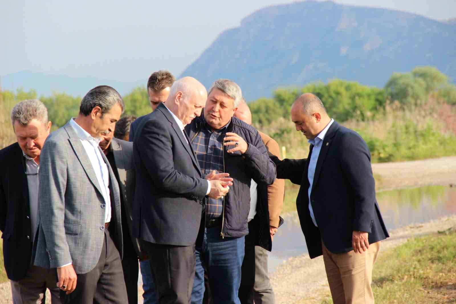 TZOB Genel Başkanı Bayraktar, Manisa’da su altında kalan tarım arazilerini inceledi, destek çağrısı yaptı
TZOB Genel Başkanı Bayraktar, Manisa’da su altında kalan tarım arazilerini inceledi, destek çağrısı yaptı