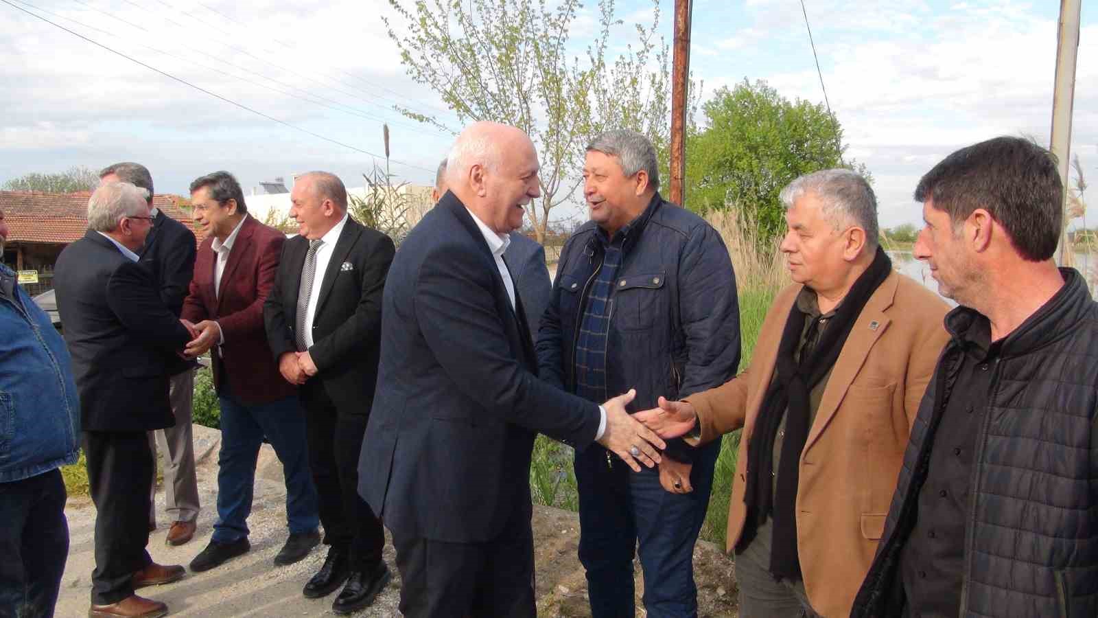 TZOB Genel Başkanı Bayraktar, Manisa’da su altında kalan tarım arazilerini inceledi, destek çağrısı yaptı
TZOB Genel Başkanı Bayraktar, Manisa’da su altında kalan tarım arazilerini inceledi, destek çağrısı yaptı