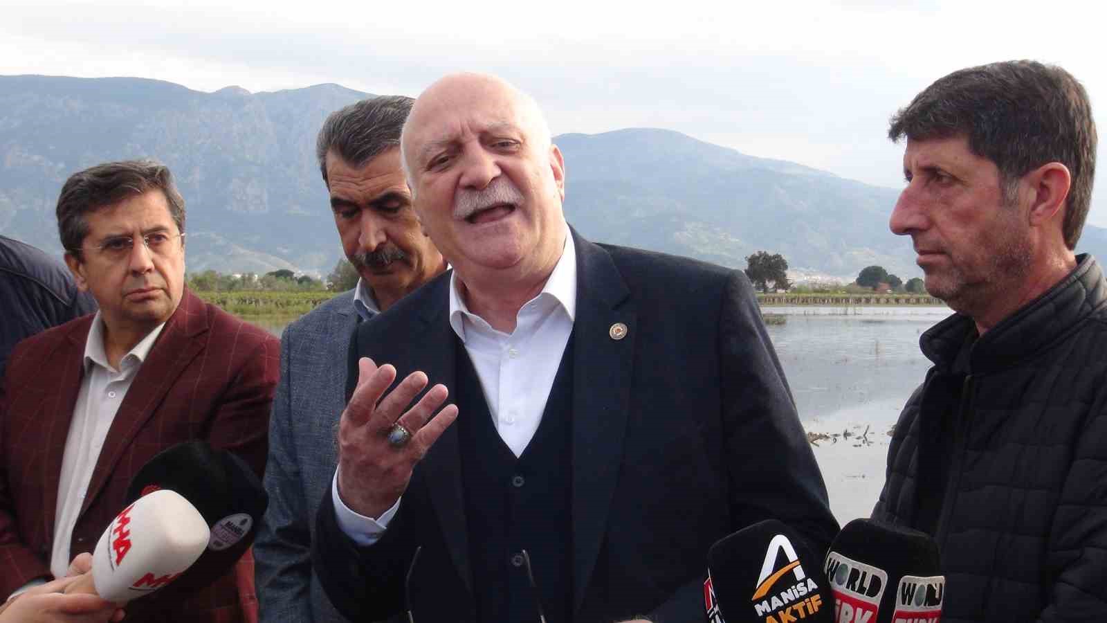 TZOB Genel Başkanı Bayraktar, Manisa’da su altında kalan tarım arazilerini inceledi, destek çağrısı yaptı
TZOB Genel Başkanı Bayraktar, Manisa’da su altında kalan tarım arazilerini inceledi, destek çağrısı yaptı