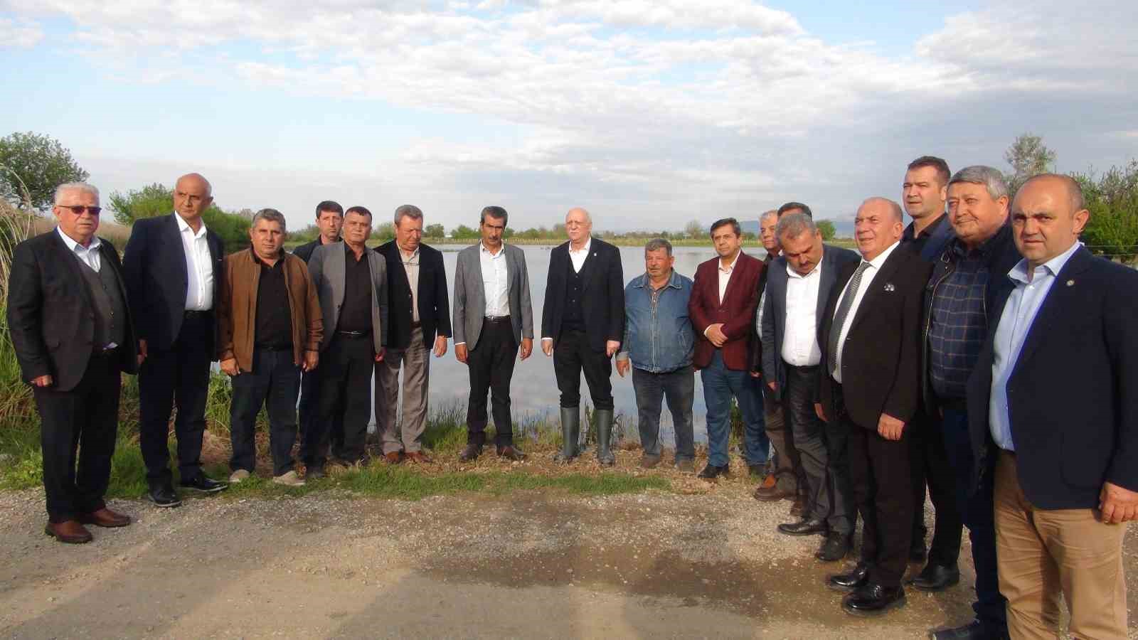 TZOB Genel Başkanı Bayraktar, Manisa’da su altında kalan tarım arazilerini inceledi, destek çağrısı yaptı
TZOB Genel Başkanı Bayraktar, Manisa’da su altında kalan tarım arazilerini inceledi, destek çağrısı yaptı