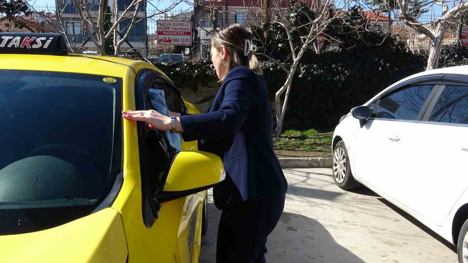 Üç çocuk annesi, taksi şoförlüğüyle hem ailesinin geçimine katkı sağlıyor hem de kadınlara örnek oluyor
Üç çocuk annesi, taksi şoförlüğüyle hem ailesinin geçimine katkı sağlıyor hem de kadınlara örnek oluyor