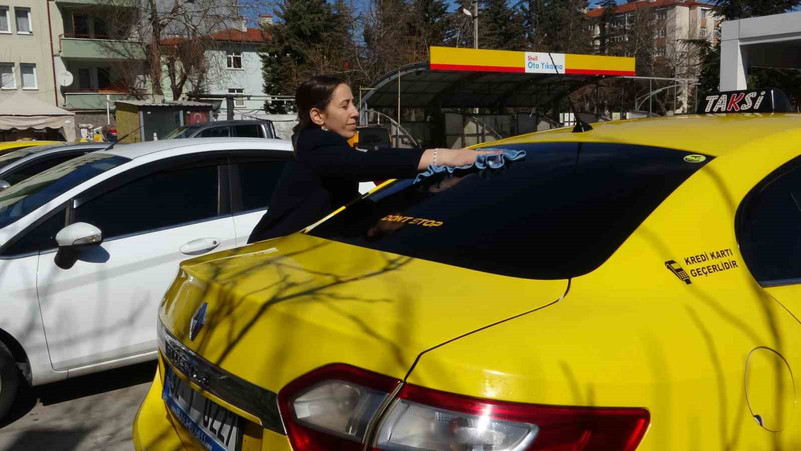 Üç çocuk annesi, taksi şoförlüğüyle hem ailesinin geçimine katkı sağlıyor hem de kadınlara örnek oluyor
Üç çocuk annesi, taksi şoförlüğüyle hem ailesinin geçimine katkı sağlıyor hem de kadınlara örnek oluyor