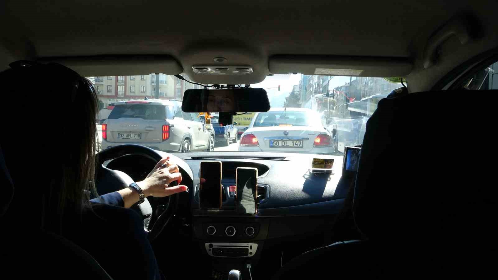 Üç çocuk annesi, taksi şoförlüğüyle hem ailesinin geçimine katkı sağlıyor hem de kadınlara örnek oluyor
Üç çocuk annesi, taksi şoförlüğüyle hem ailesinin geçimine katkı sağlıyor hem de kadınlara örnek oluyor