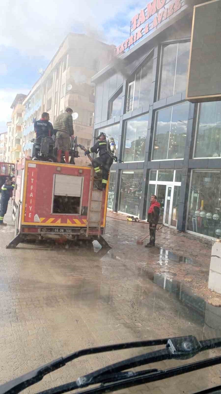 Üç katlı iş yerinde çıkan yangın paniğe neden oldu
