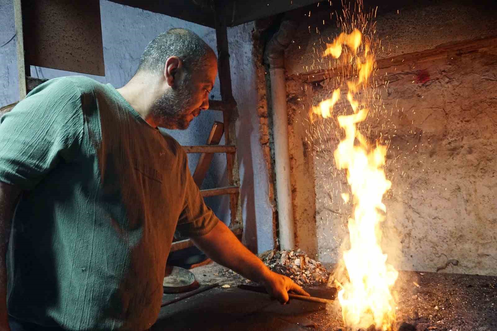 Üç kuşaktır ateşe ve örse hayat veren kalaycı ailesi mesleğin geleceğinden endişeli
