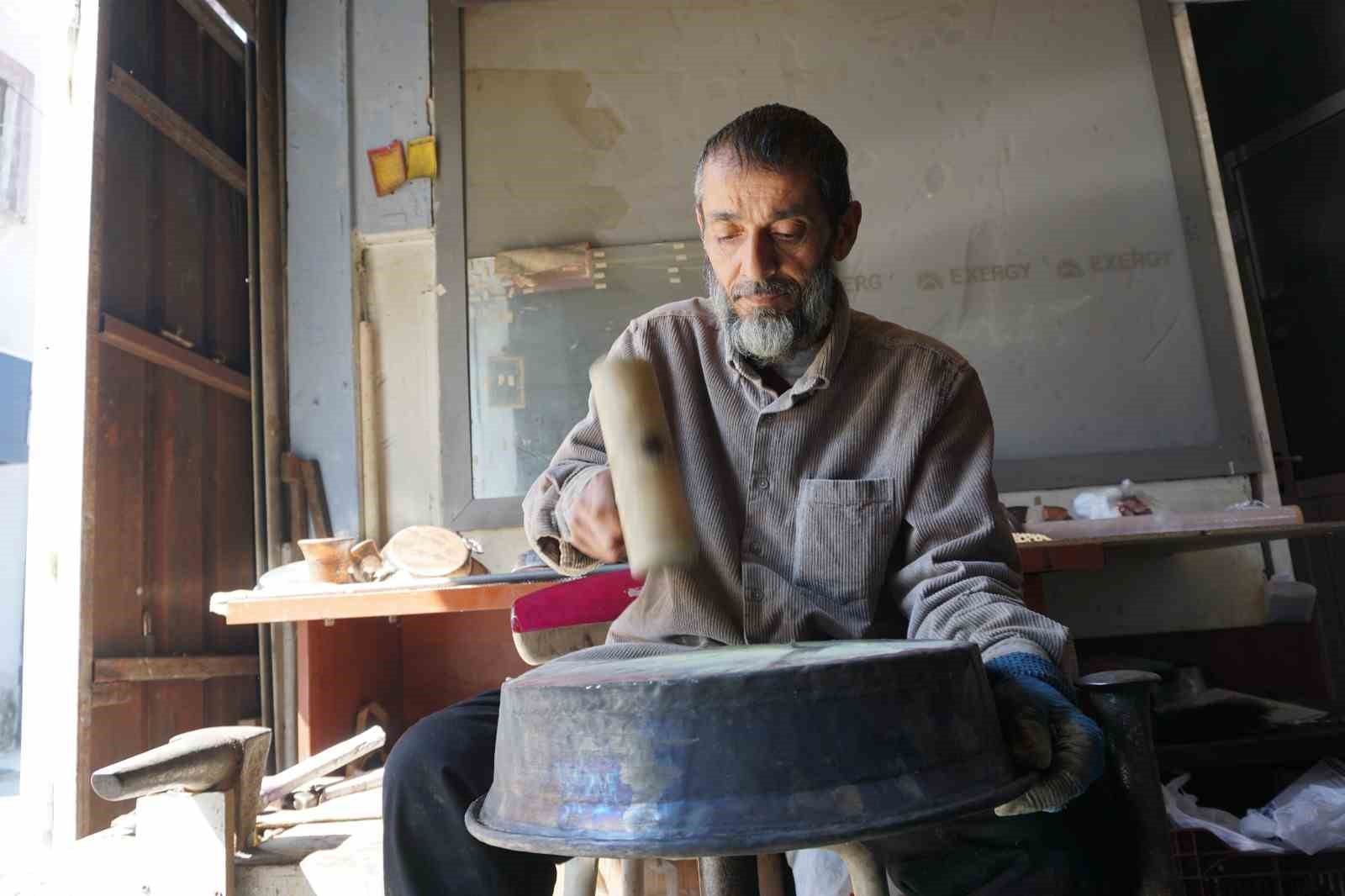 Üç kuşaktır ateşe ve örse hayat veren kalaycı ailesi mesleğin geleceğinden endişeli
