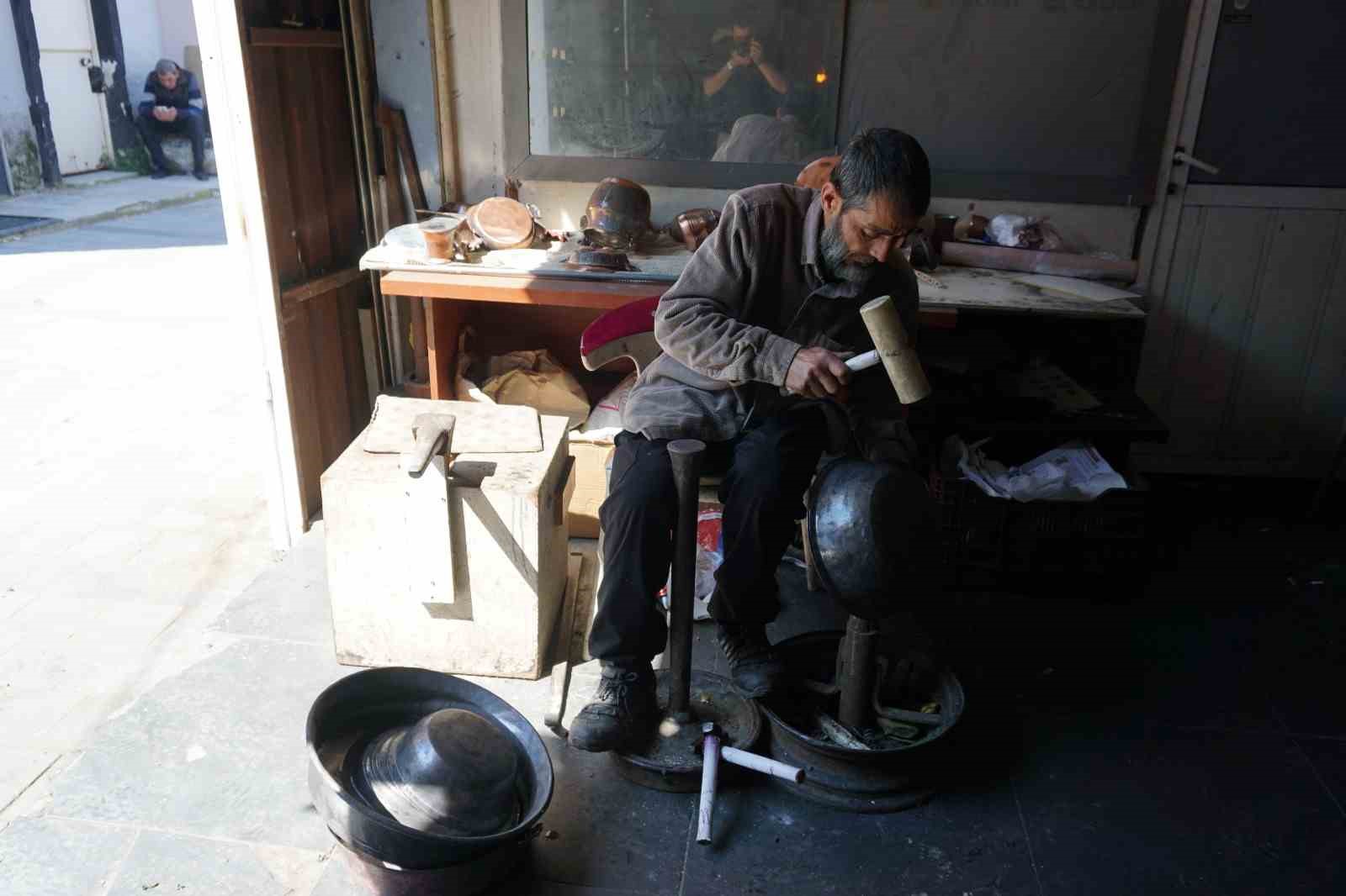 Üç kuşaktır ateşe ve örse hayat veren kalaycı ailesi mesleğin geleceğinden endişeli
