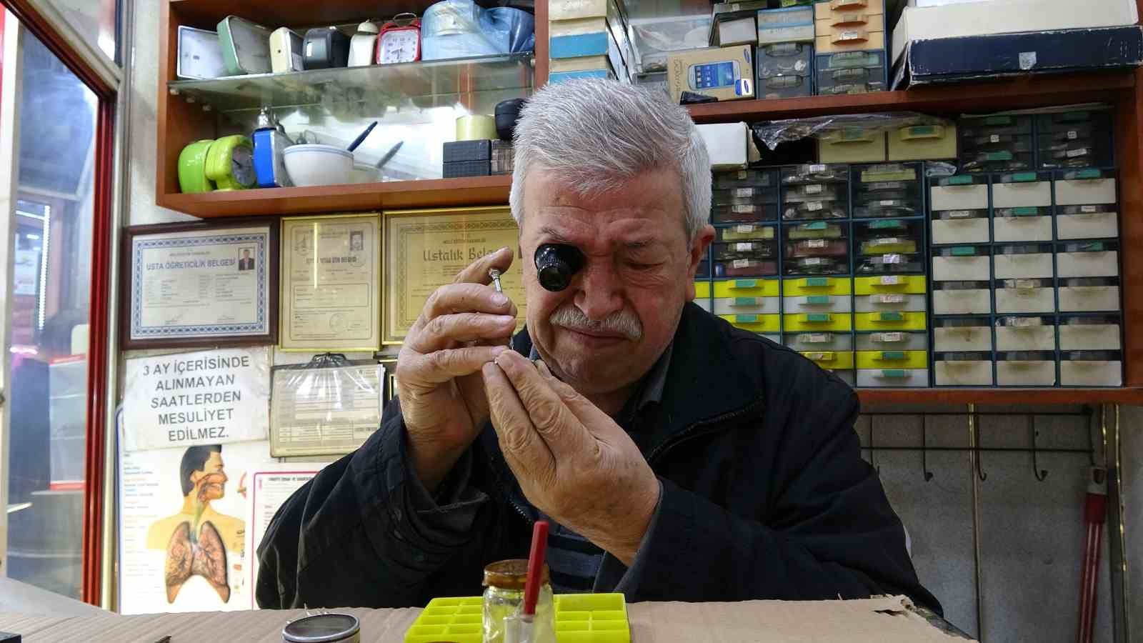 Üç metrekarelik dükkanda 60 yıldır zamana ince ayar veriyor
Üç metrekarelik dükkanda 60 yıldır zamana ince ayar veriyor