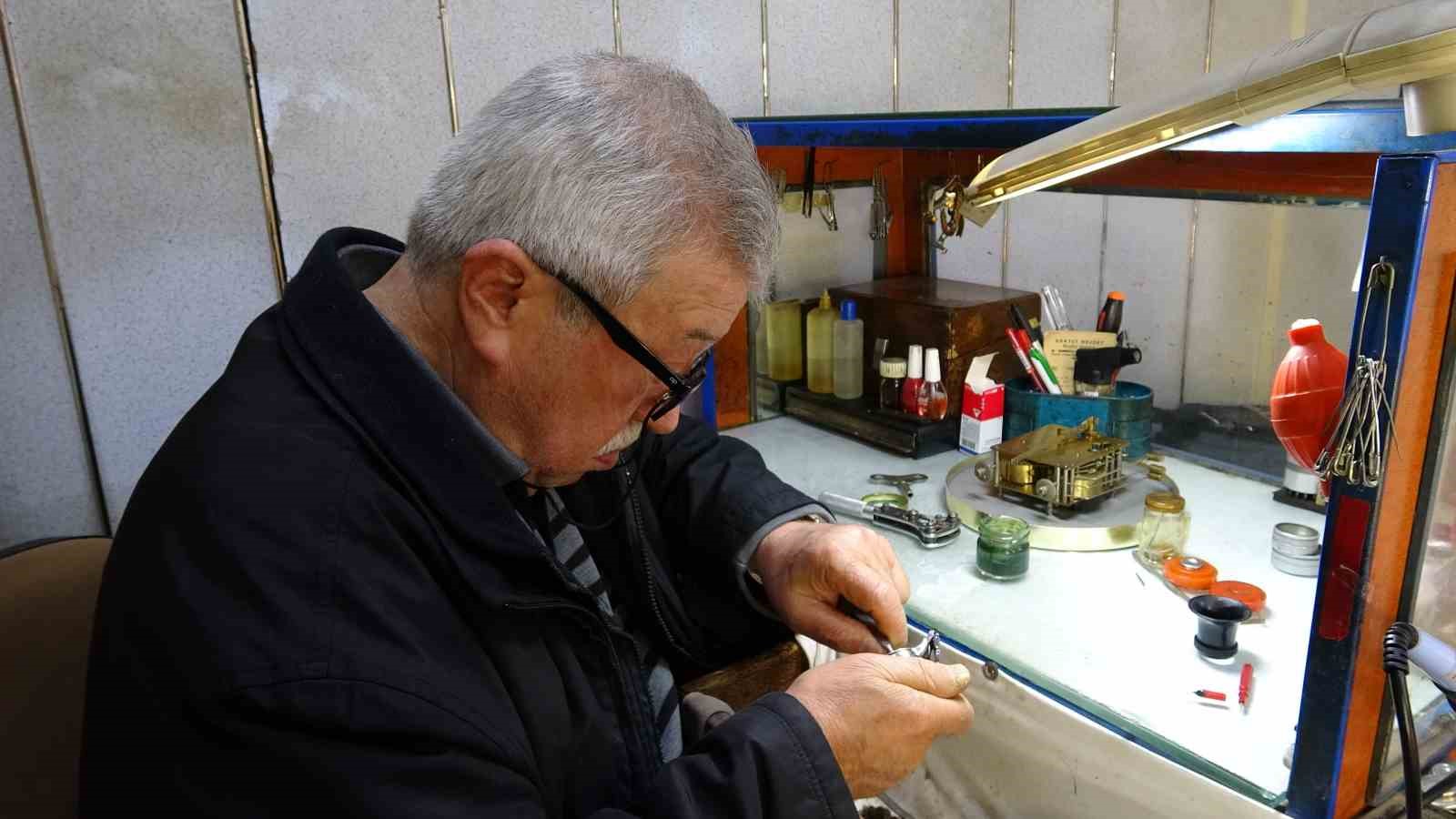 Üç metrekarelik dükkanda 60 yıldır zamana ince ayar veriyor
Üç metrekarelik dükkanda 60 yıldır zamana ince ayar veriyor