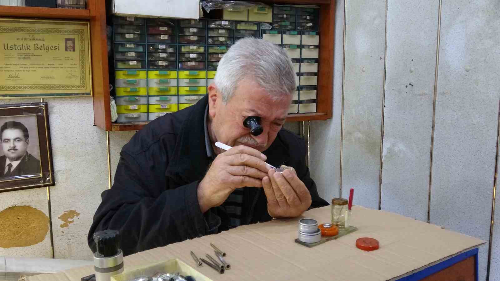 Üç metrekarelik dükkanda 60 yıldır zamana ince ayar veriyor
Üç metrekarelik dükkanda 60 yıldır zamana ince ayar veriyor