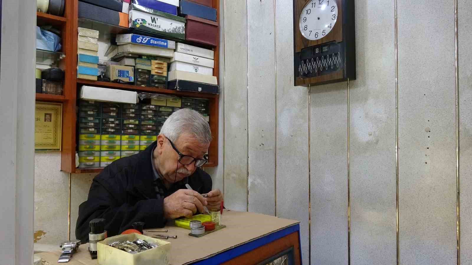 Üç metrekarelik dükkanda 60 yıldır zamana ince ayar veriyor
Üç metrekarelik dükkanda 60 yıldır zamana ince ayar veriyor