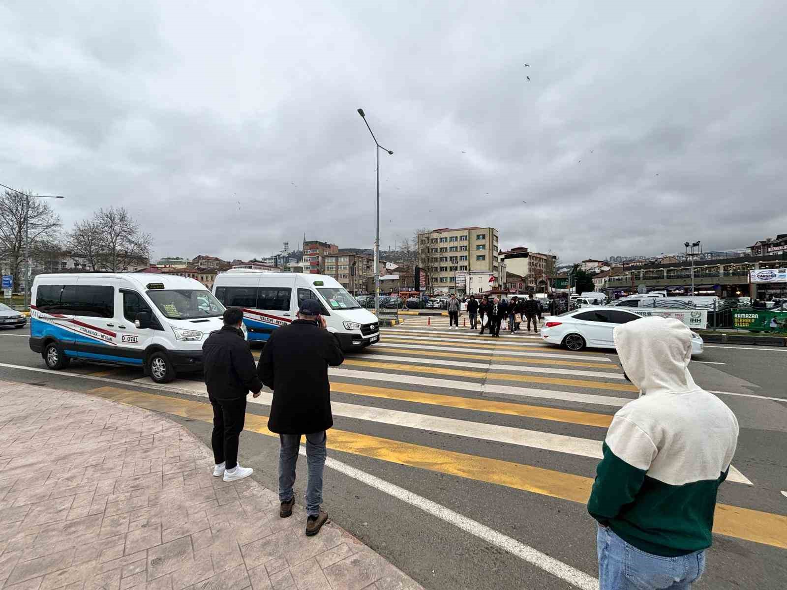 Üç şeritli yolda tehlikeli yaya geçidi korkutuyor
