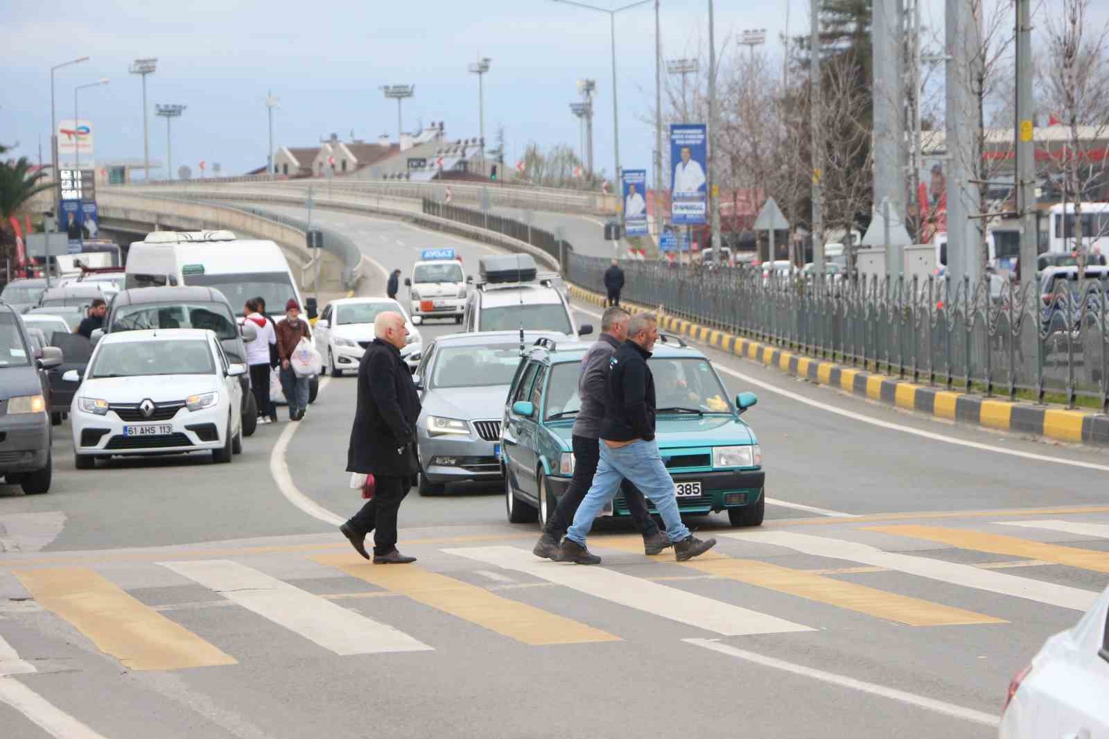 Üç şeritli yolda tehlikeli yaya geçidi korkutuyor
