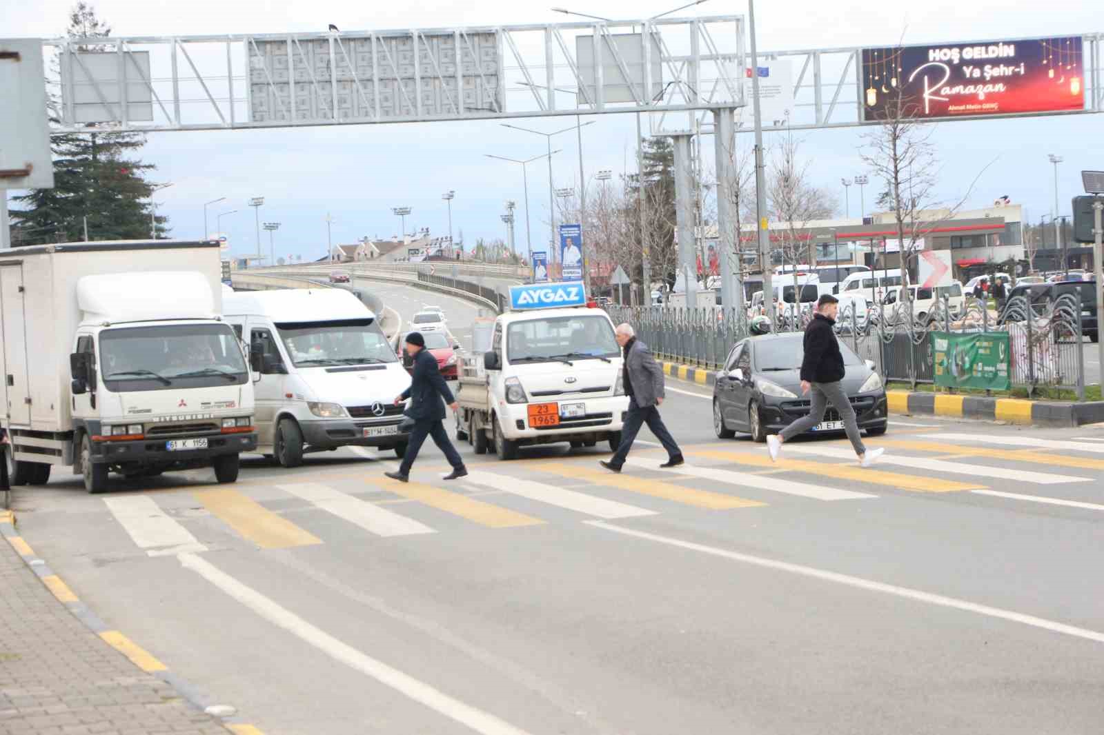 Üç şeritli yolda tehlikeli yaya geçidi korkutuyor
