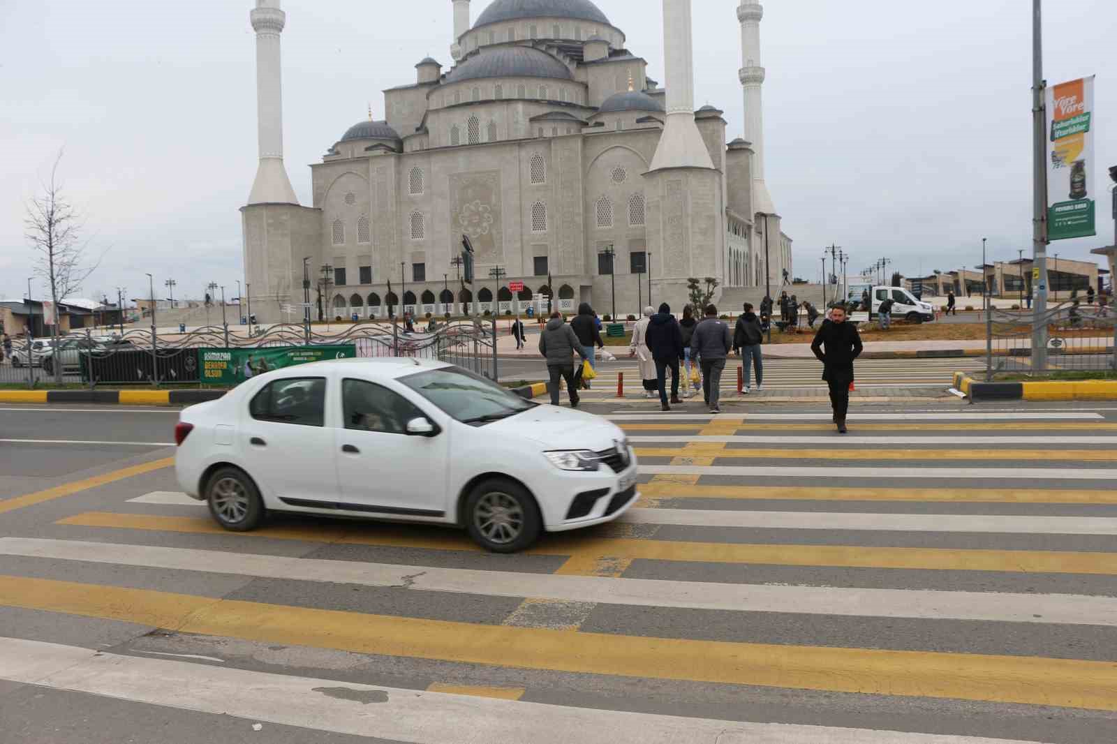 Üç şeritli yolda tehlikeli yaya geçidi korkutuyor
