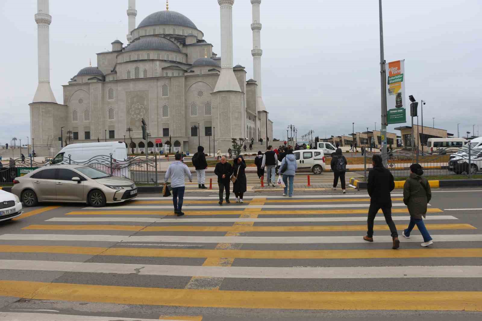 Üç şeritli yolda tehlikeli yaya geçidi korkutuyor
