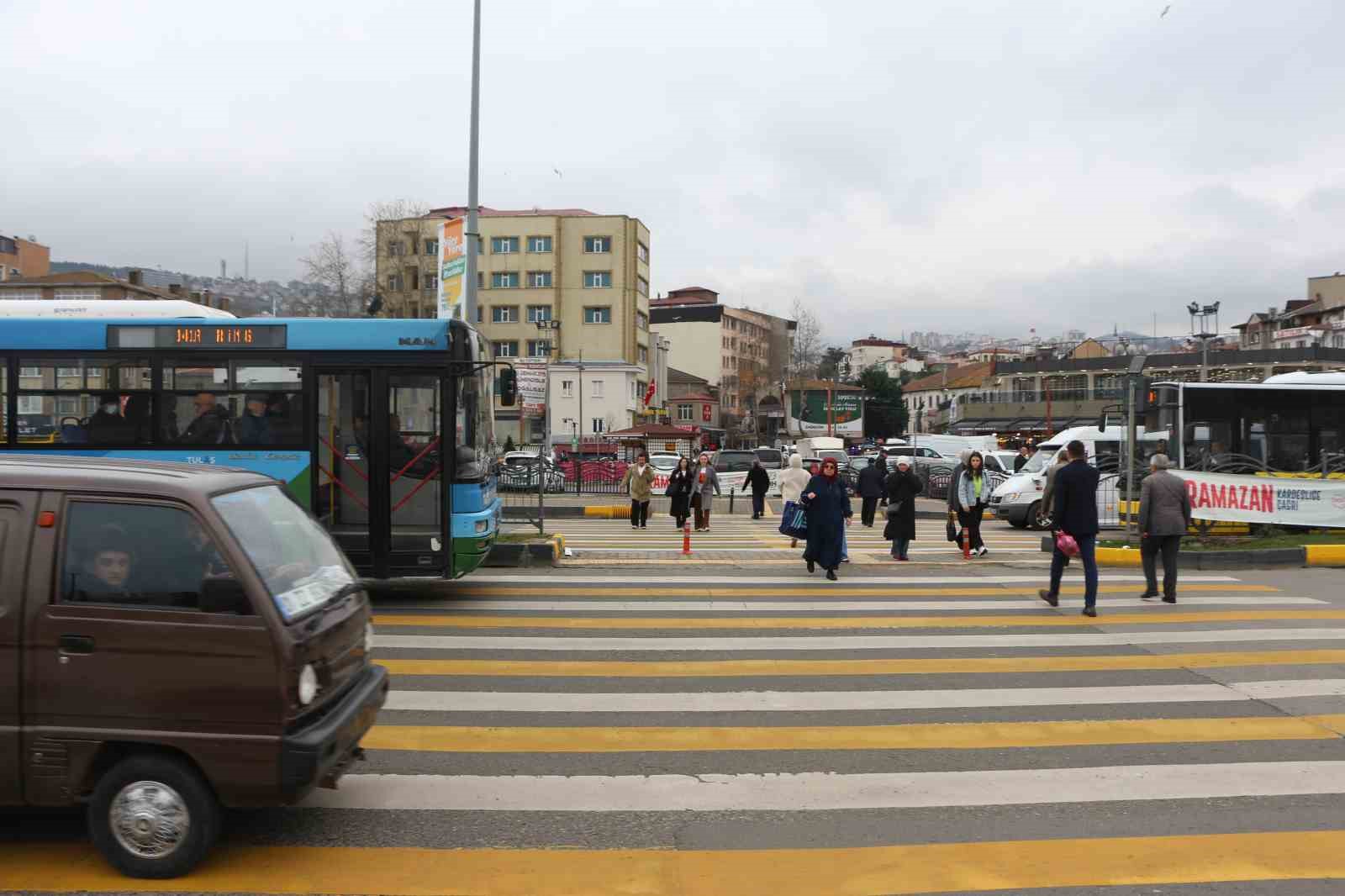 Üç şeritli yolda tehlikeli yaya geçidi korkutuyor
