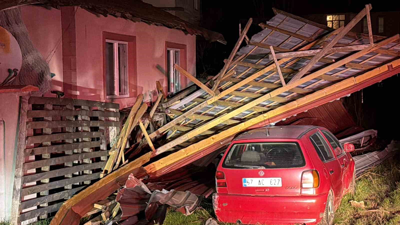 Uçan çatı, ev, karavan ve otomobilde hasara yol açtı
