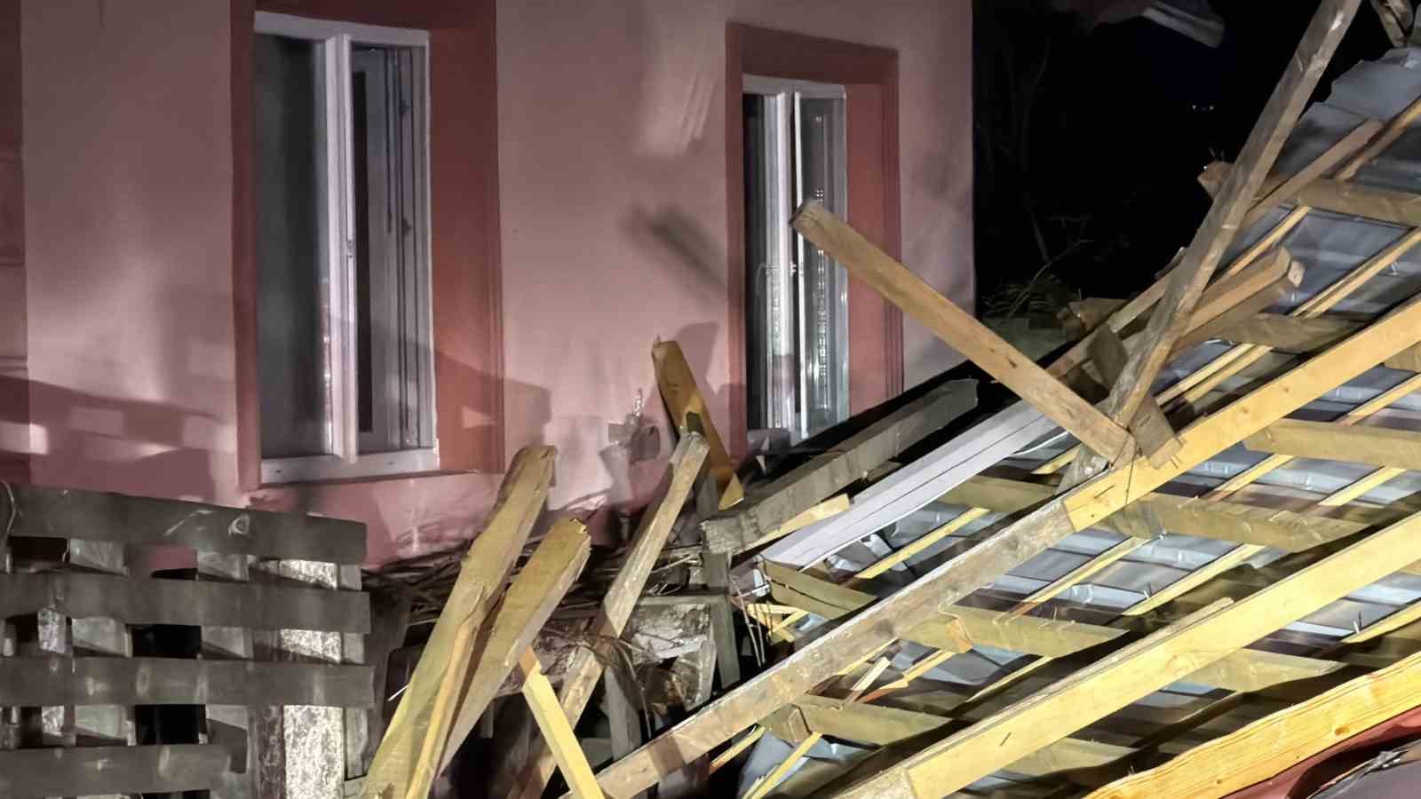 Uçan çatı, ev, karavan ve otomobilde hasara yol açtı
