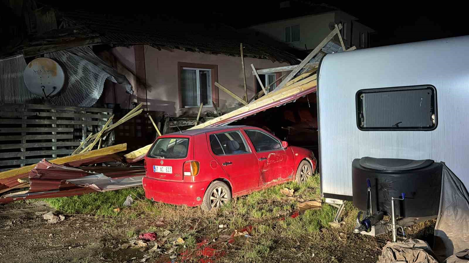 Uçan çatı, ev, karavan ve otomobilde hasara yol açtı
