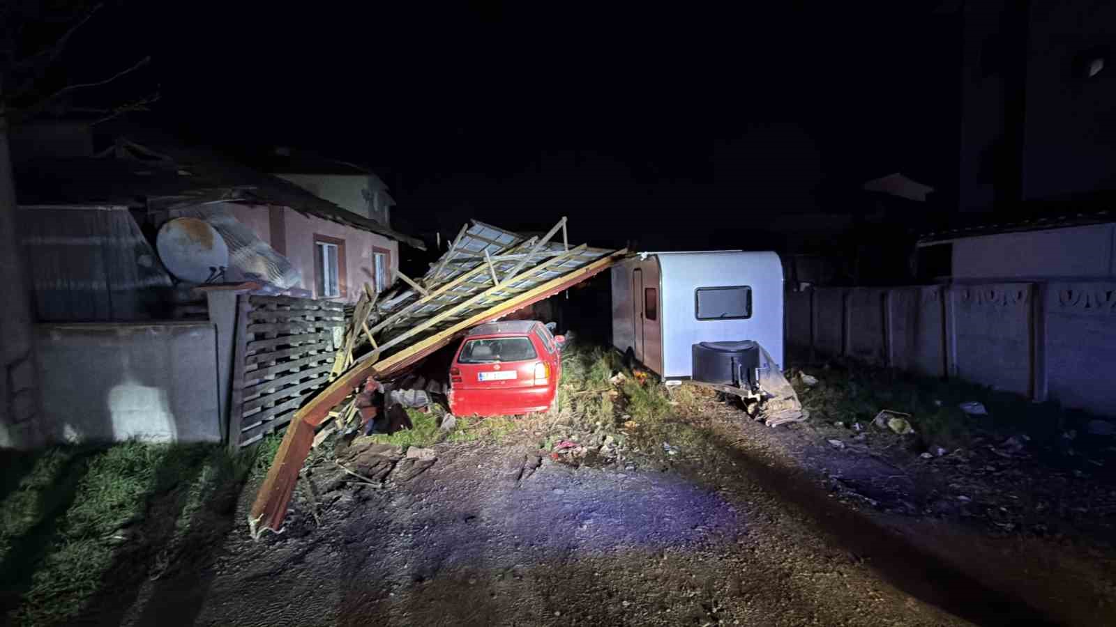 Uçan çatı, ev, karavan ve otomobilde hasara yol açtı
