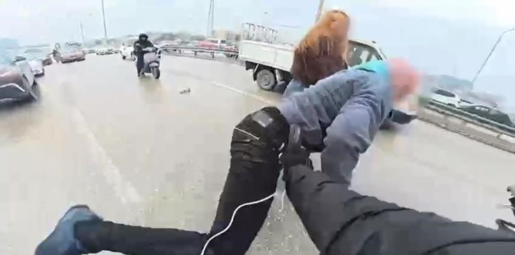 Uçan tekmelerin bedeli ağır oldu... Ehliyetlerine el konuldu, psikotekniğe sevk edildi
