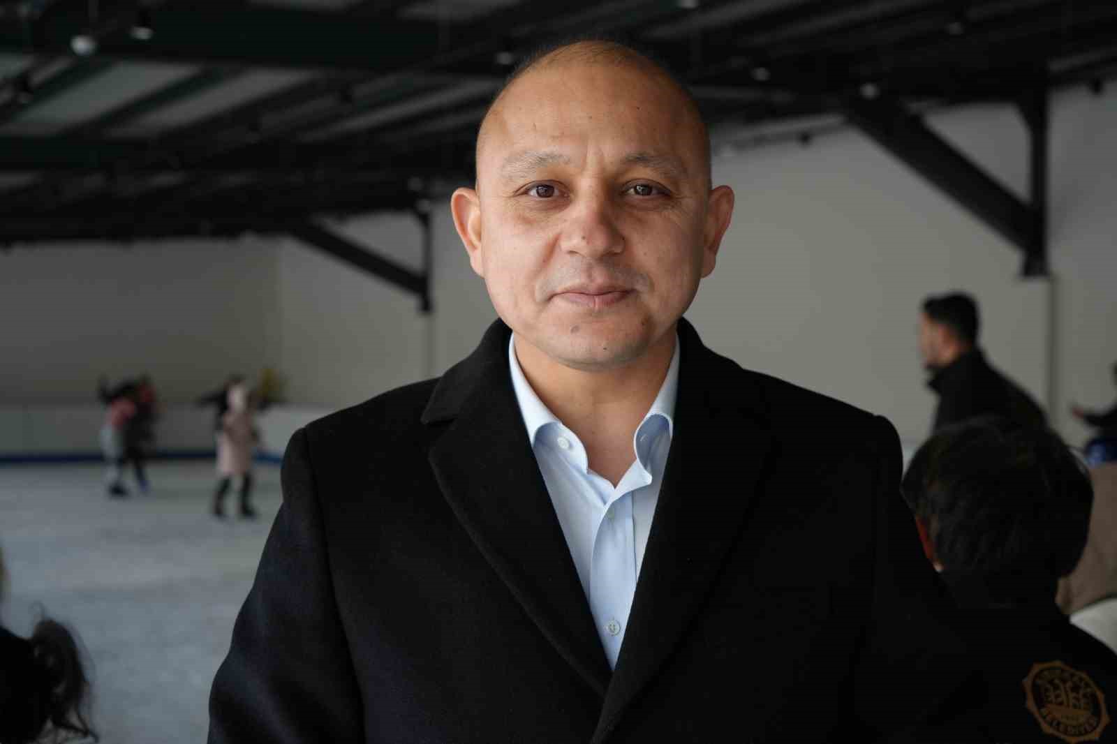 Ücretsiz buz pisti çocukların yüzünü güldürdü
