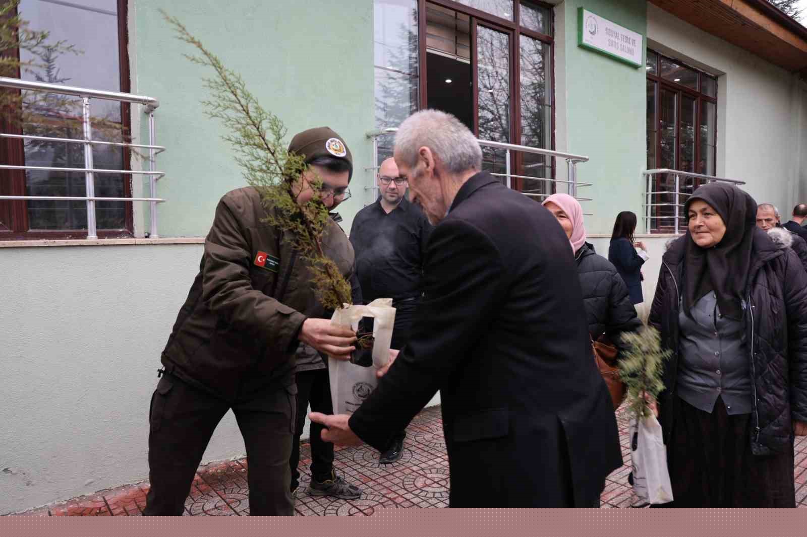 Ücretsiz fidan dağıtıldı
