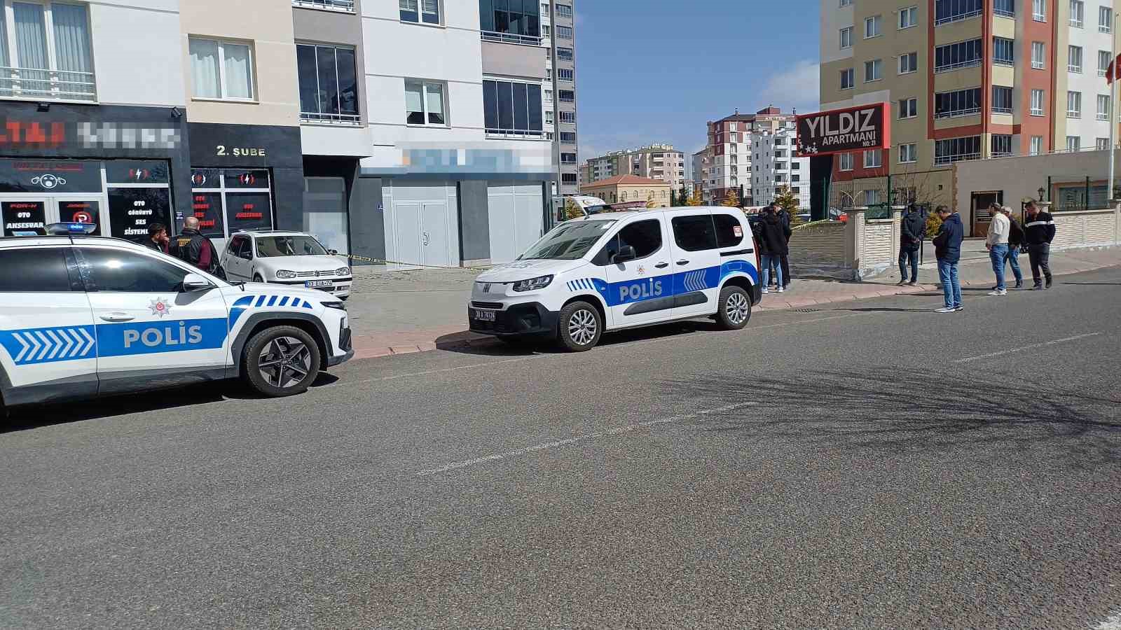 Üçüncü kattan düşen yaşlı adam öldü
