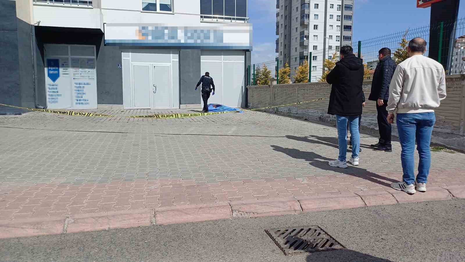 Üçüncü kattan düşen yaşlı adam öldü
