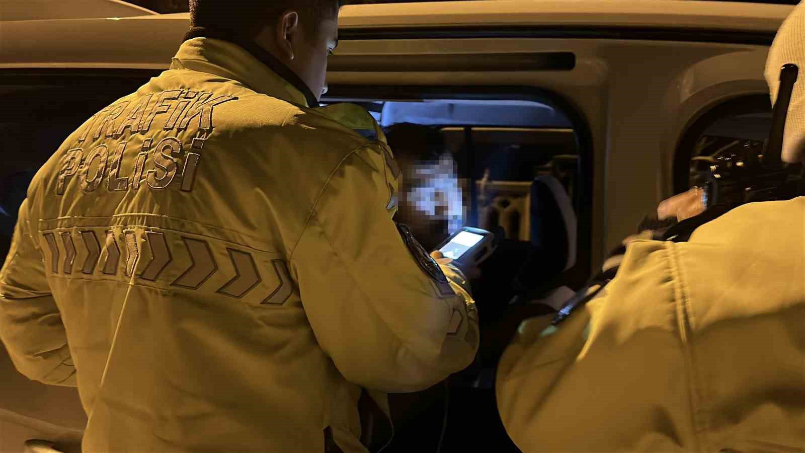 Üçüncü kez alkolden yakalanmamak için polisin üstüne araç sürüp kaçtı, yarım milyon lira ceza yedi
