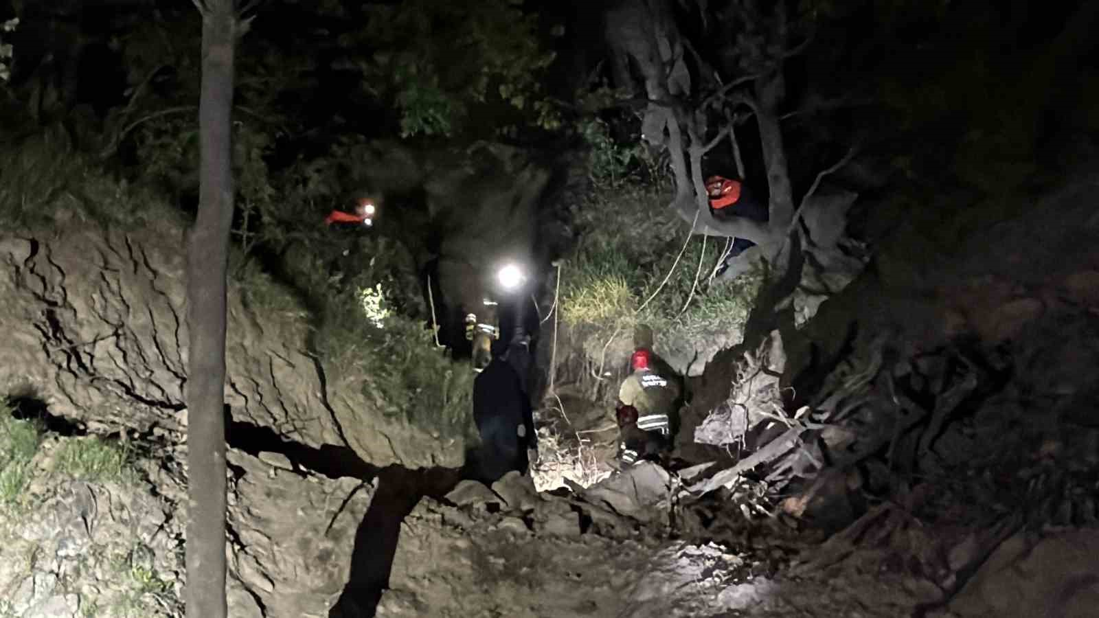 Uçuruma yuvarlanan 3 kişi operasyonla kurtarıldı
