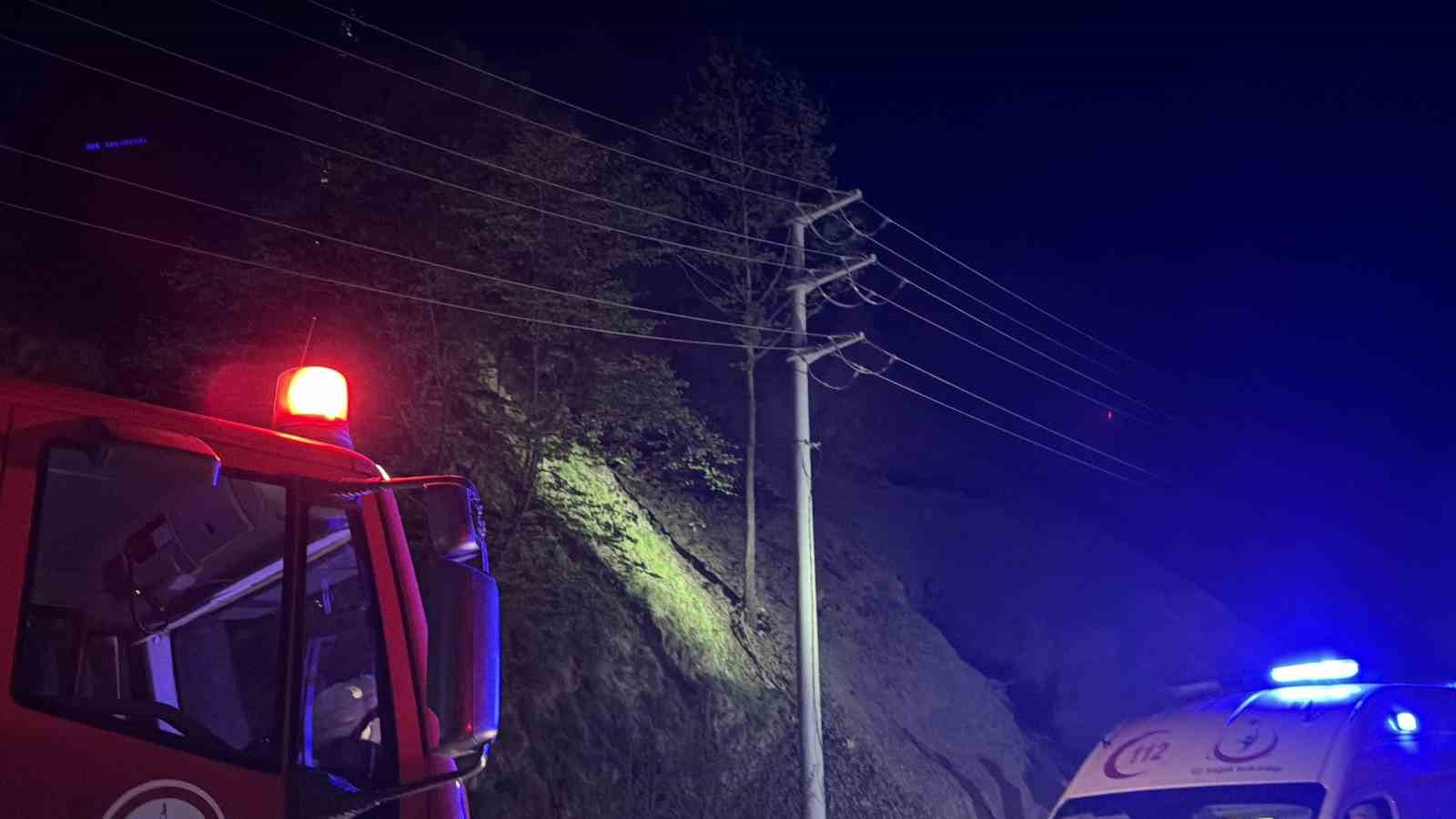 Uçuruma yuvarlanan 3 kişi operasyonla kurtarıldı
