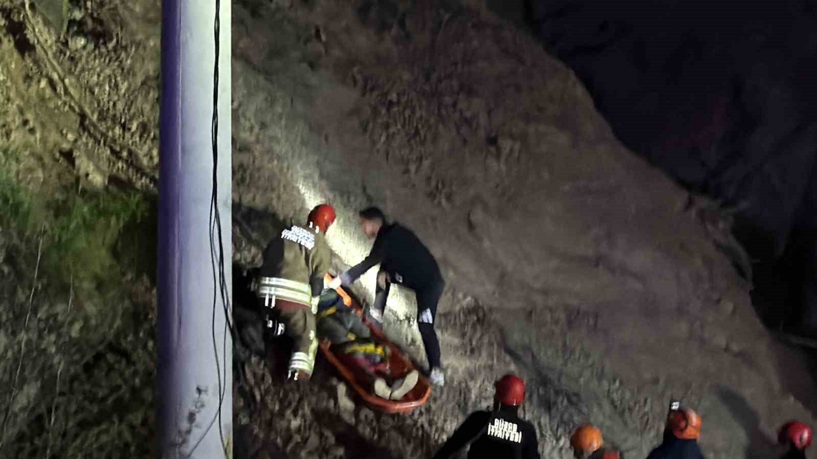 Uçuruma yuvarlanan 3 kişi operasyonla kurtarıldı
