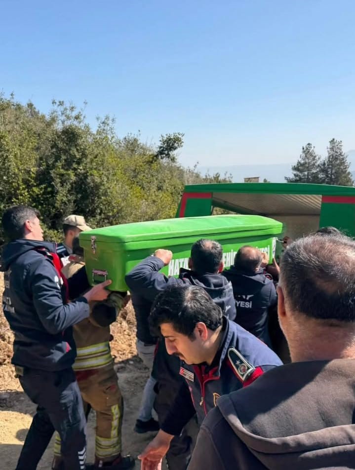 Uçuruma yuvarlanan hafriyat kamyonunun sürücüsü hayatını kaybetti
