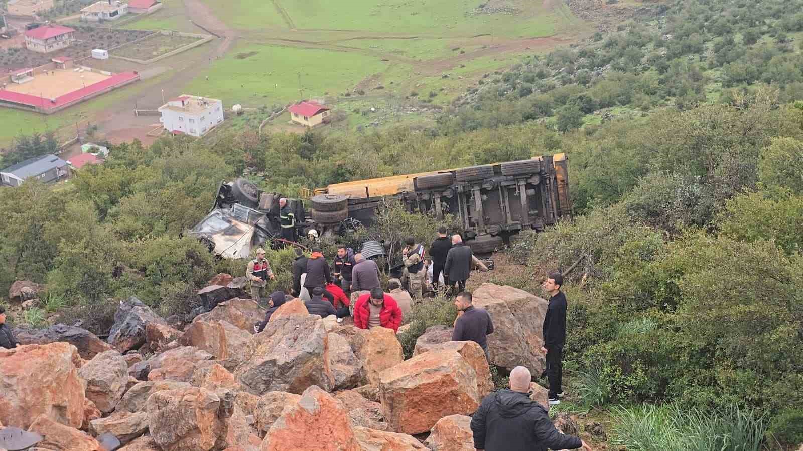 Uçuruma yuvarlanan kamyonun sürücüsü öldü
