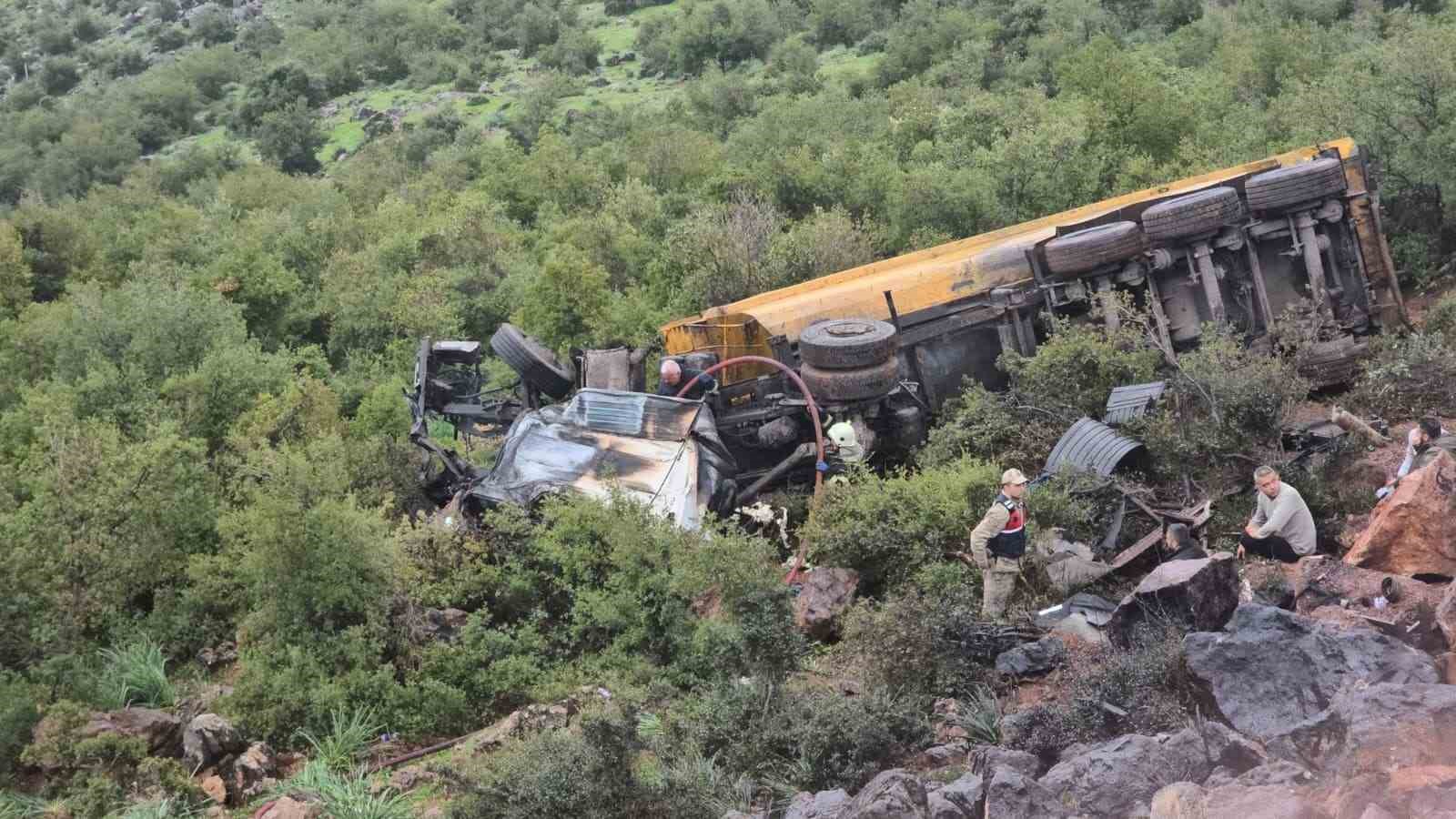 Uçuruma yuvarlanan kamyonun sürücüsü öldü
