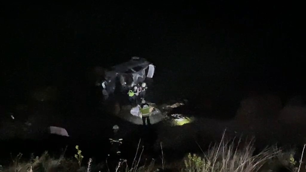 Uçurumdan deniz kıyısına yuvarlanan otomobilde 3 kişi yaralandı
