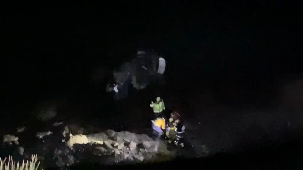 Uçurumdan deniz kıyısına yuvarlanan otomobilde 3 kişi yaralandı
