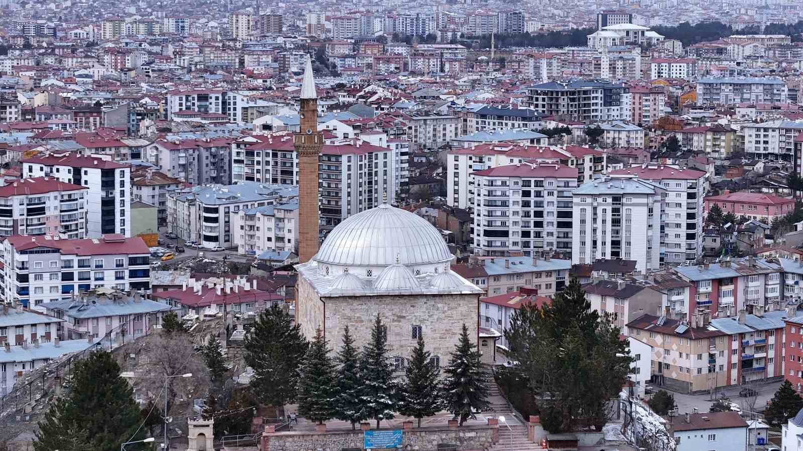 Uçurumun kıyısındaki türbede Ramazan yoğunluğu yaşanıyor
