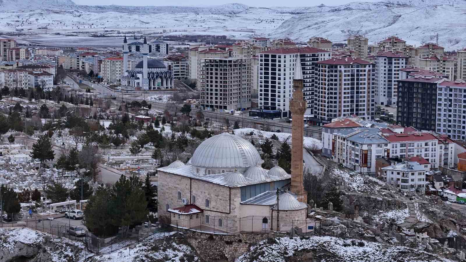 Uçurumun kıyısındaki türbede Ramazan yoğunluğu yaşanıyor
