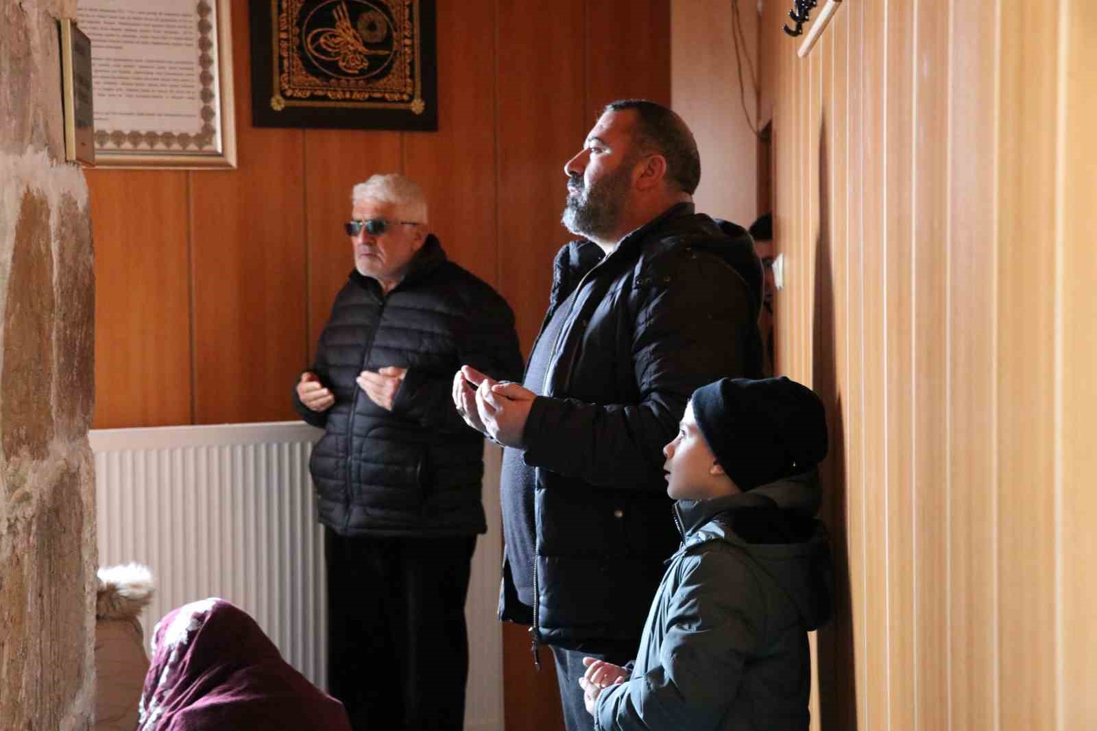 Uçurumun kıyısındaki türbede Ramazan yoğunluğu yaşanıyor
