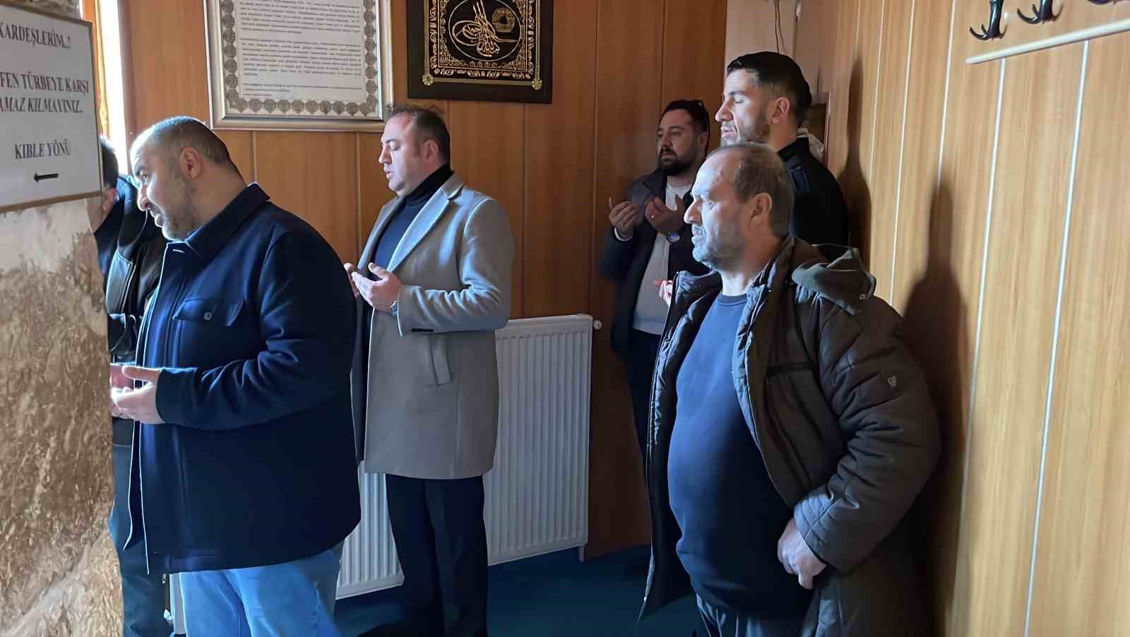 Uçurumun kıyısındaki türbede Ramazan yoğunluğu yaşanıyor
