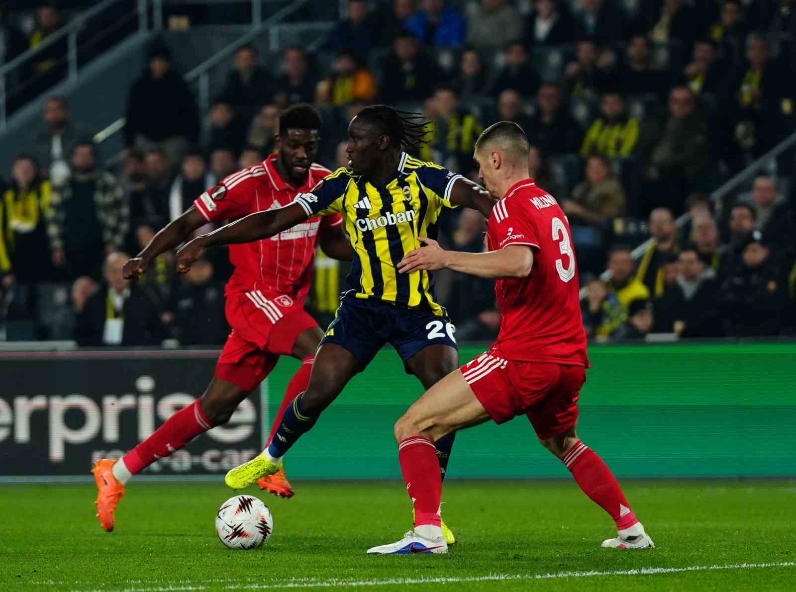 UEFA Avrupa Ligi: Fenerbahçe: 0 - Nottingham Forest: 2 (İlk yarı)
