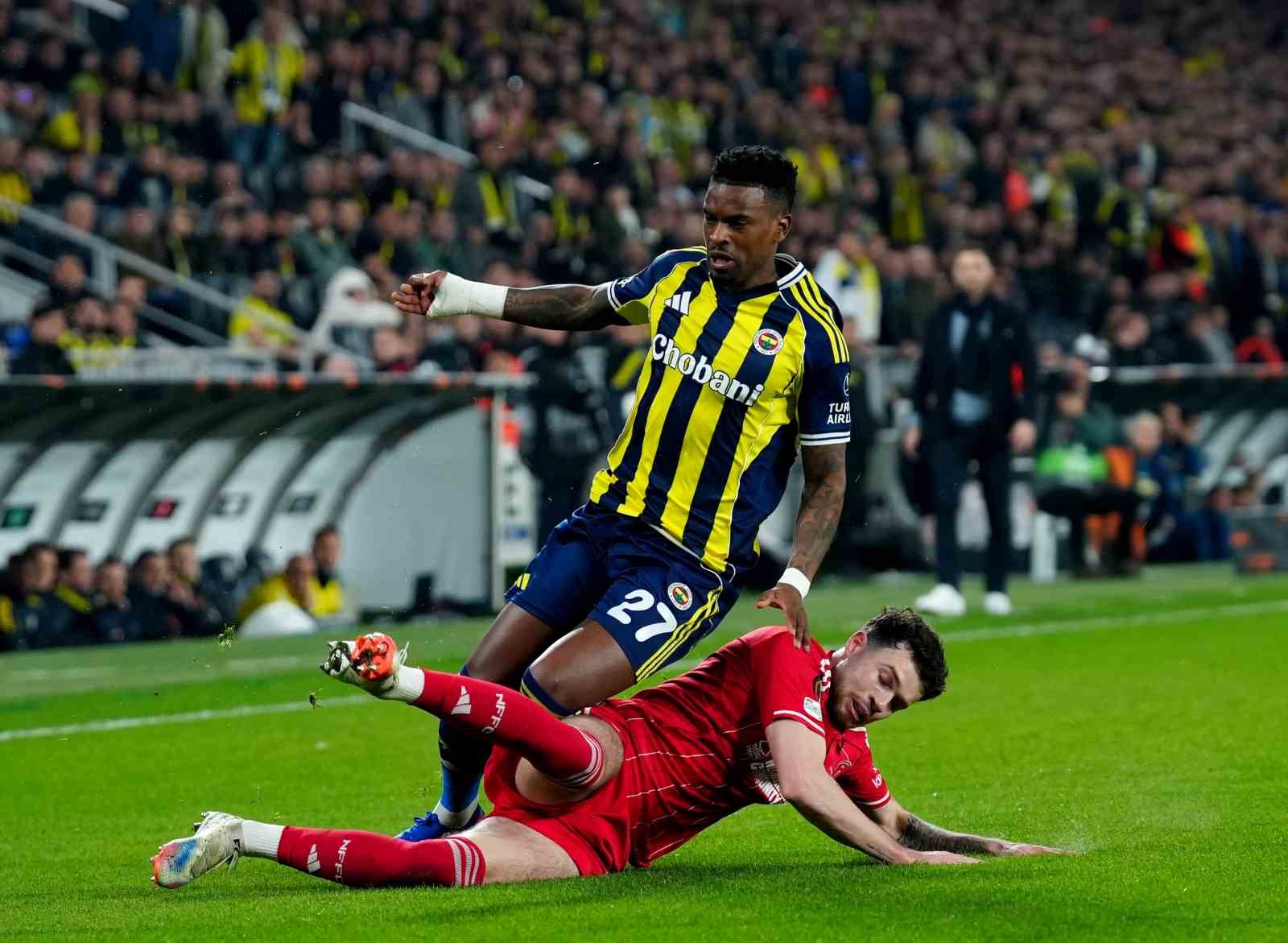 UEFA Avrupa Ligi: Fenerbahçe: 0 - Nottingham Forest: 2 (İlk yarı)
