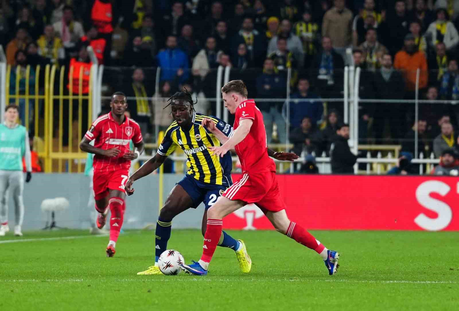 UEFA Avrupa Ligi: Fenerbahçe: 0 - Nottingham Forest: 2 (İlk yarı)
