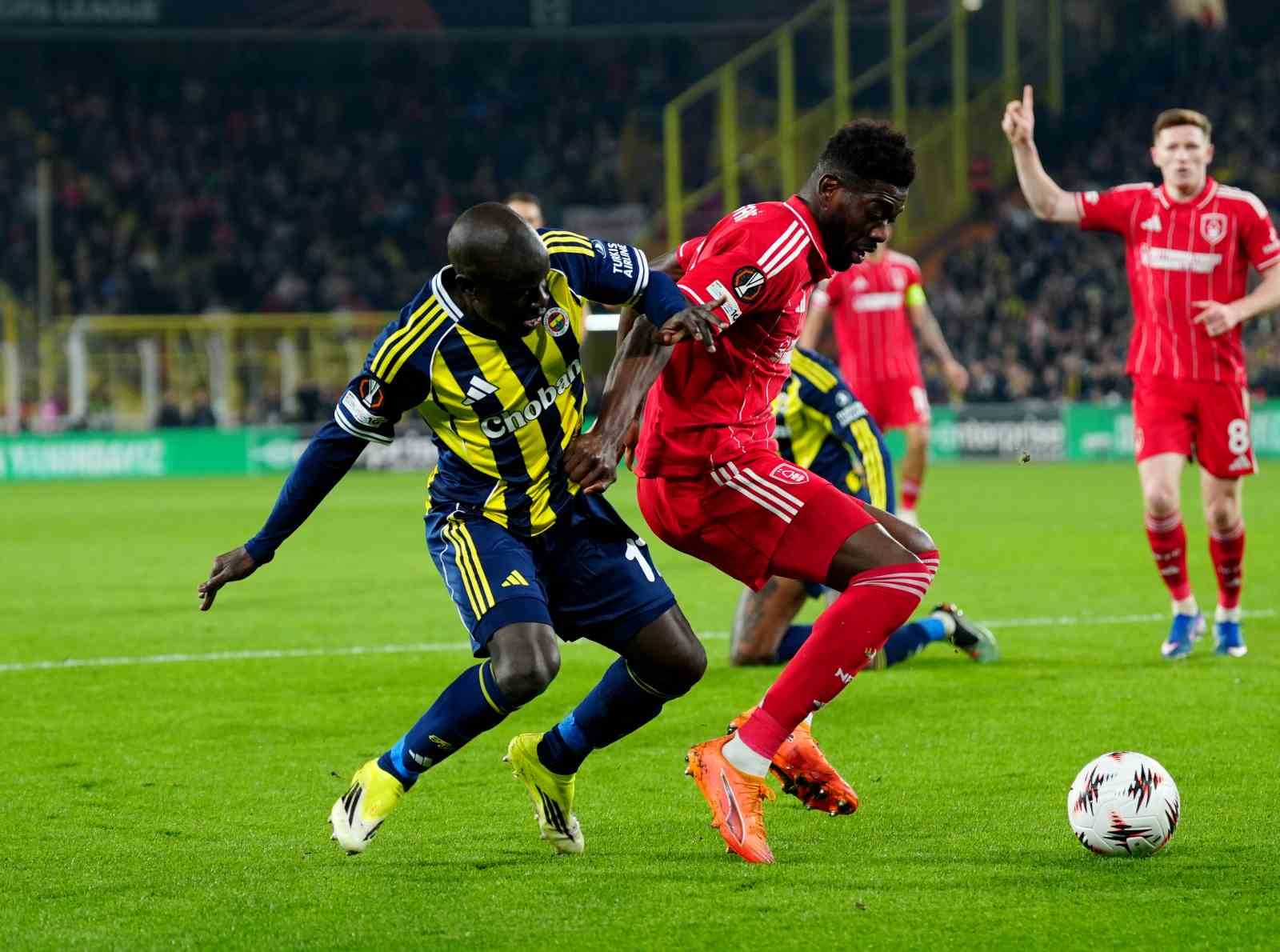 UEFA Avrupa Ligi: Fenerbahçe: 0 - Nottingham Forest: 2 (İlk yarı)
