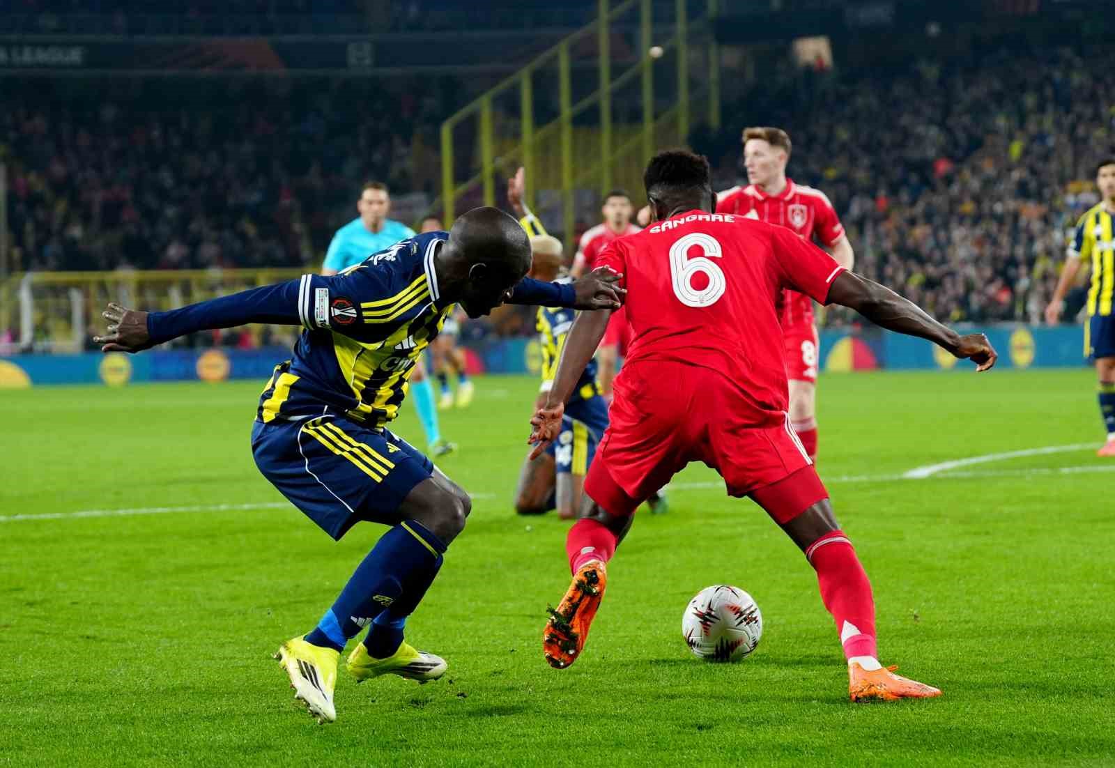 UEFA Avrupa Ligi: Fenerbahçe: 0 - Nottingham Forest: 2 (İlk yarı)
