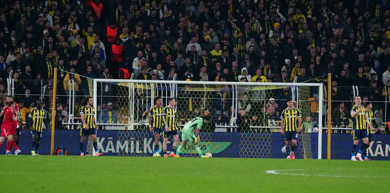 UEFA Avrupa Ligi: Fenerbahçe: 0 - Nottingham Forest: 2 (İlk yarı)
