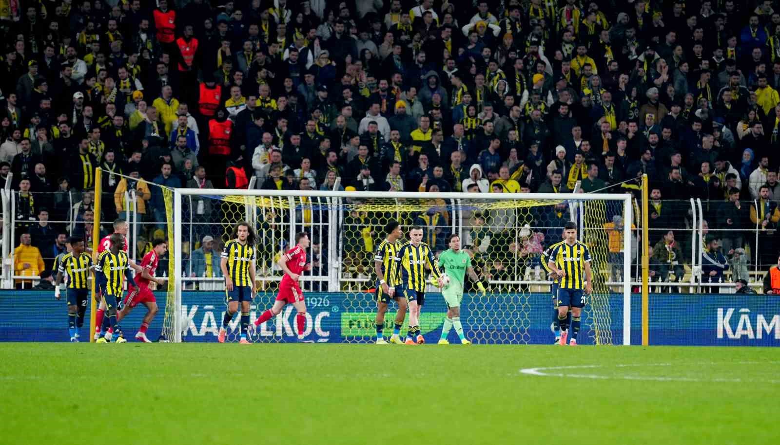 UEFA Avrupa Ligi: Fenerbahçe: 0 - Nottingham Forest: 2 (İlk yarı)
